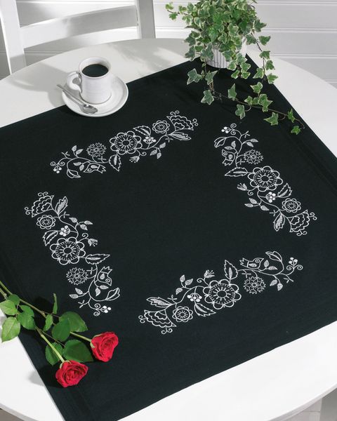 Hovedbilde Påtegnet duk sort med blomstermønster - uten garn