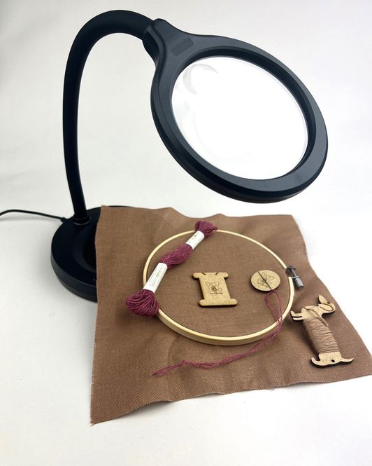 Hovedbilde Broderilupe bordmodell med LED-lys